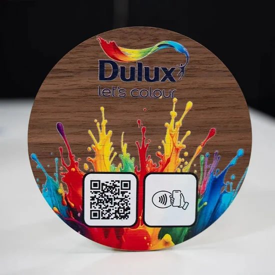 Naturholz-NFC-Platte mit Epoxid-Finish, Druckgrafik, QR-Code und NFC-Tap-Icon