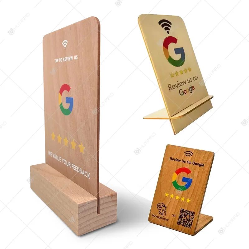 Supporto NFC in legno con un segno di revisione di Google e un codice QR su una base di legno